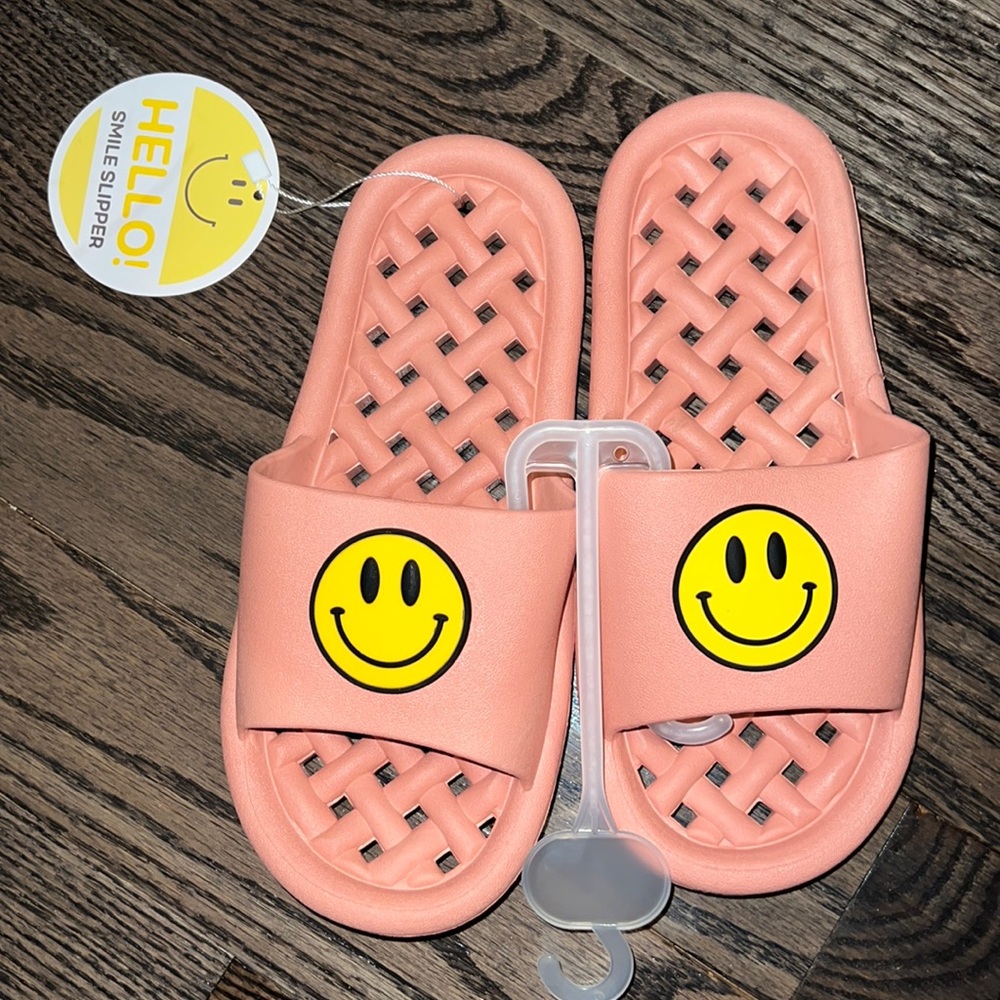 NWT Hello! Smile 😊 Slipper/Shower Shoes 39-40 Fit’s like 8.5 Women’s or 7 Men’s